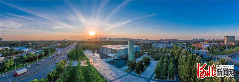 北京正南，永定河畔，正崛起一座创新之城。图为固安县城一景。