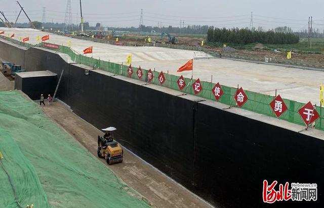 近日，雄安新区雄安站高铁片区，K1快速路施工现场，工人们正在施工作业。河北日报记者吴安宁摄