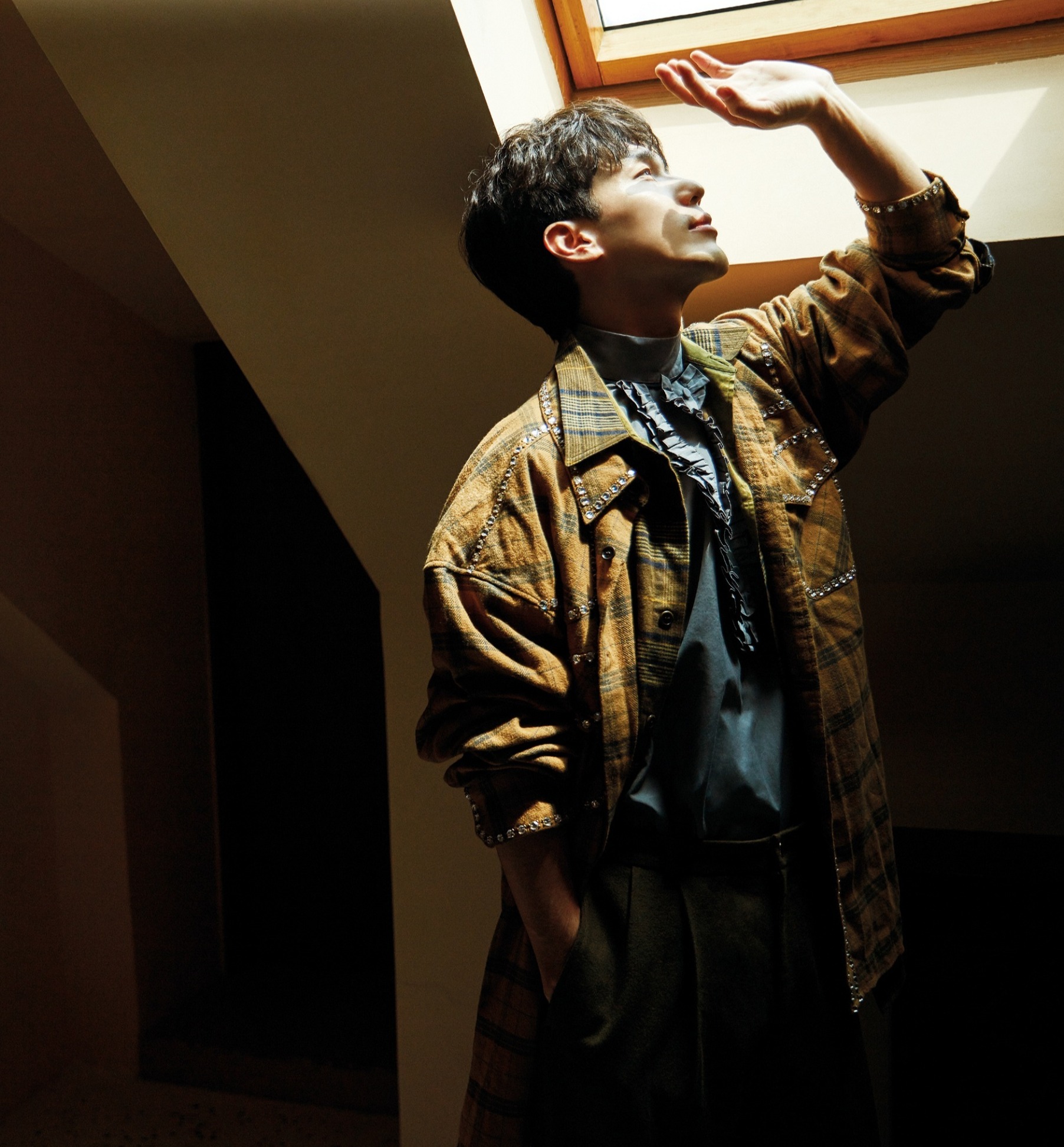 白宇登杂志封面 自在洒脱演绎夏日风情