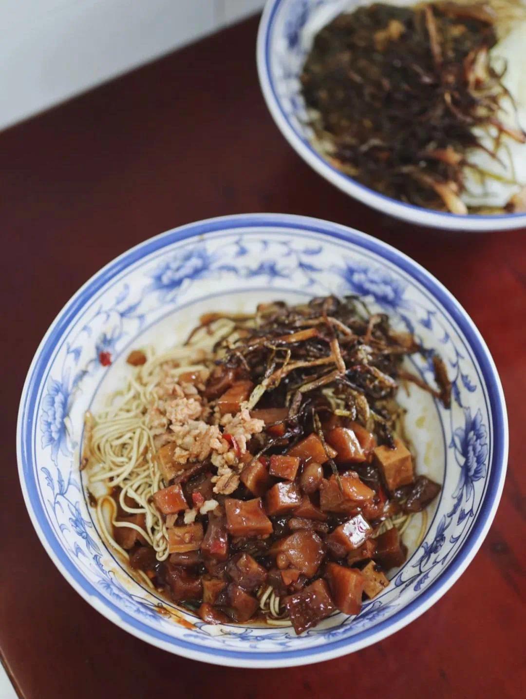 &copy; 猫在屋顶唱歌