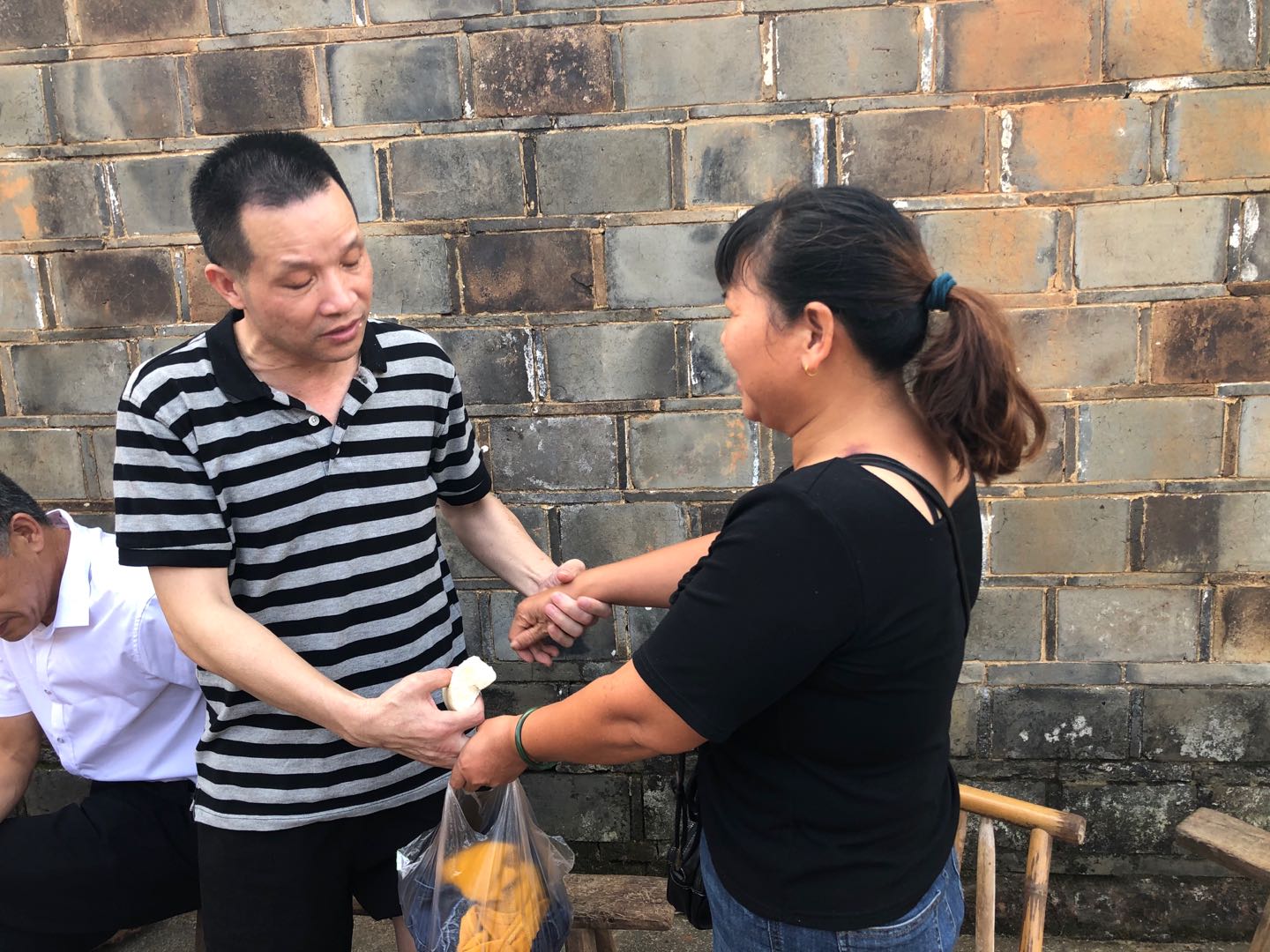 8月5日，张玉环无罪释放后正式与宋小女见面，二人执手相看。