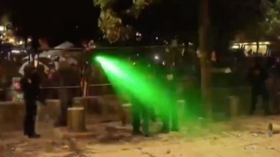 美国示威者发射激光 灼伤113名警察眼睛