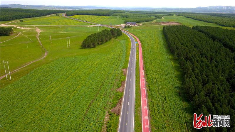 图为穿越围场坝上地区的国家一号风景大道。