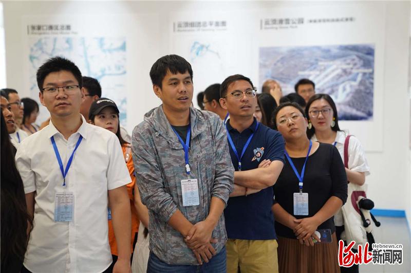 8月5日，2020年河北省“迎冬奥”城市志愿者骨干交流营 （张家口站）的学员在崇礼冬奥规划展馆参观学习。 通讯员李小永摄