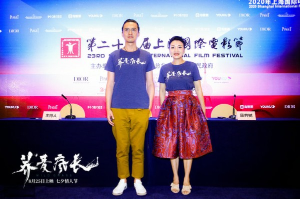 《荞麦疯长》导演徐展雄和制片人藤井树合影