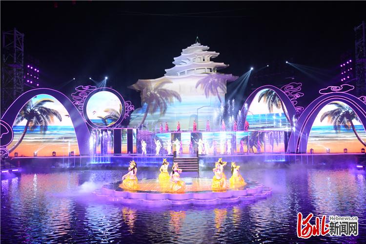 北戴河区碧螺塔海上酒吧公园增加大型实景演出——《浪淘沙 北戴河》,文旅深度融合,丰富旅游业态。北戴河区委宣传部供图