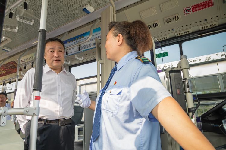 付振波同志与公交职工亲切交流