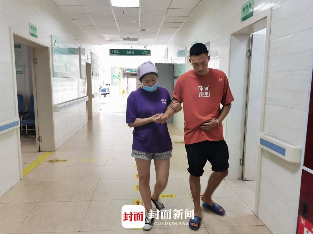 程琳云的妻子搀扶着他,准备做伤势复检
