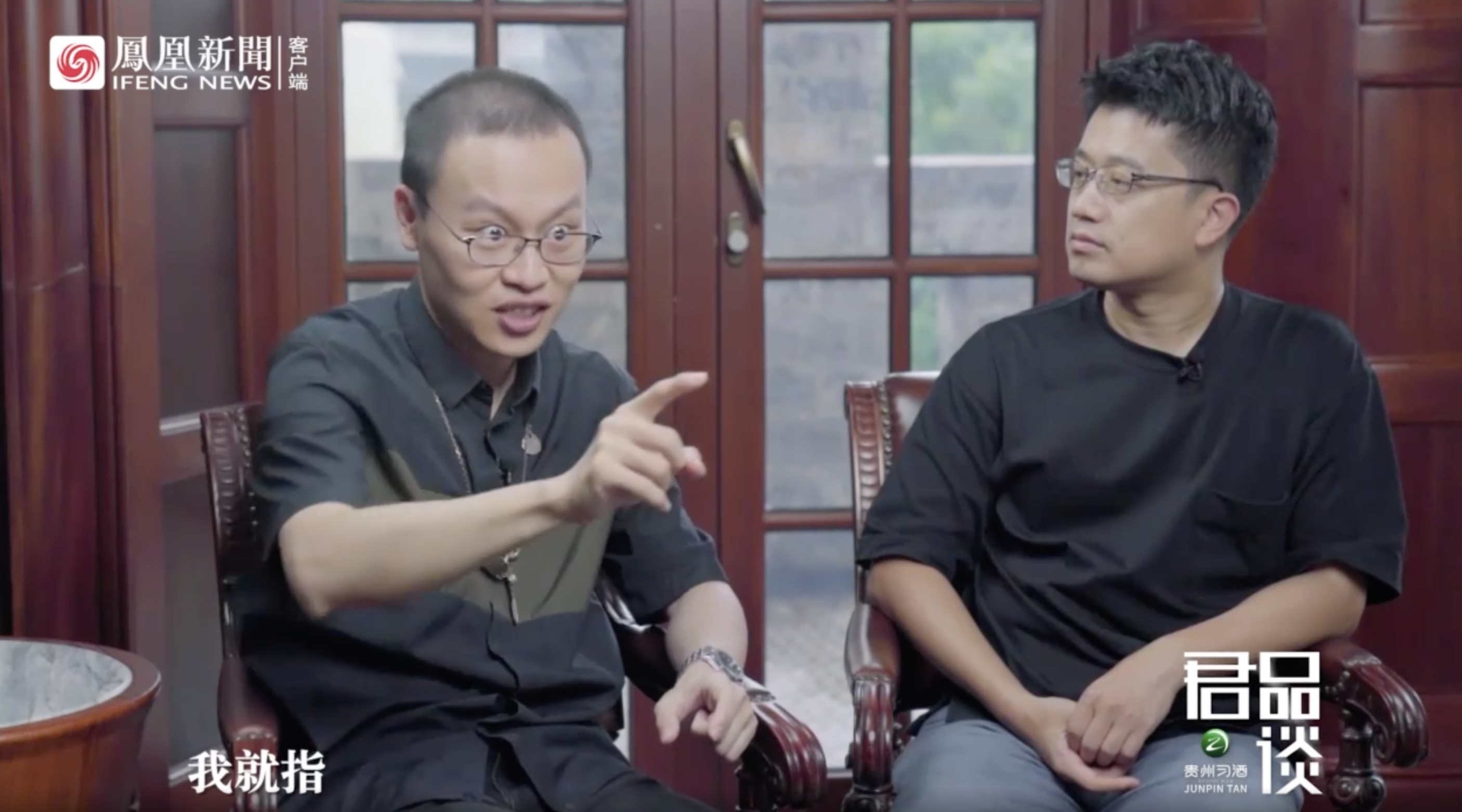 邢立达：野外考古最怕昆虫，就拿手指了一下马蜂窝，手掌变熊掌