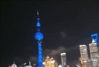 实拍：上海东方明珠塔被闪电击中 游客连连惊叹