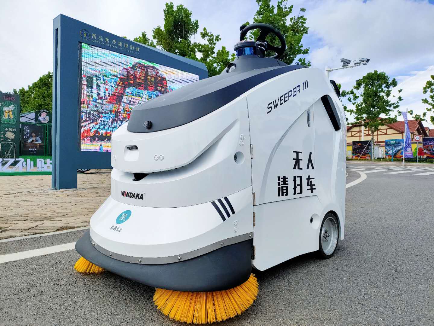 清洁机器人守护青岛金沙滩啤酒城每小时清扫上千平方米