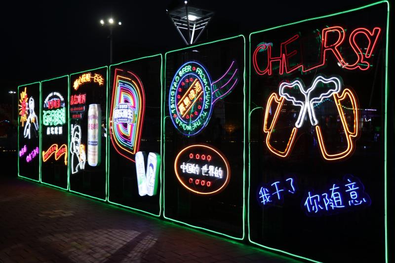 "我们在一楼的室内空间里用3000余个废旧的啤酒瓶打造了一整面背景墙