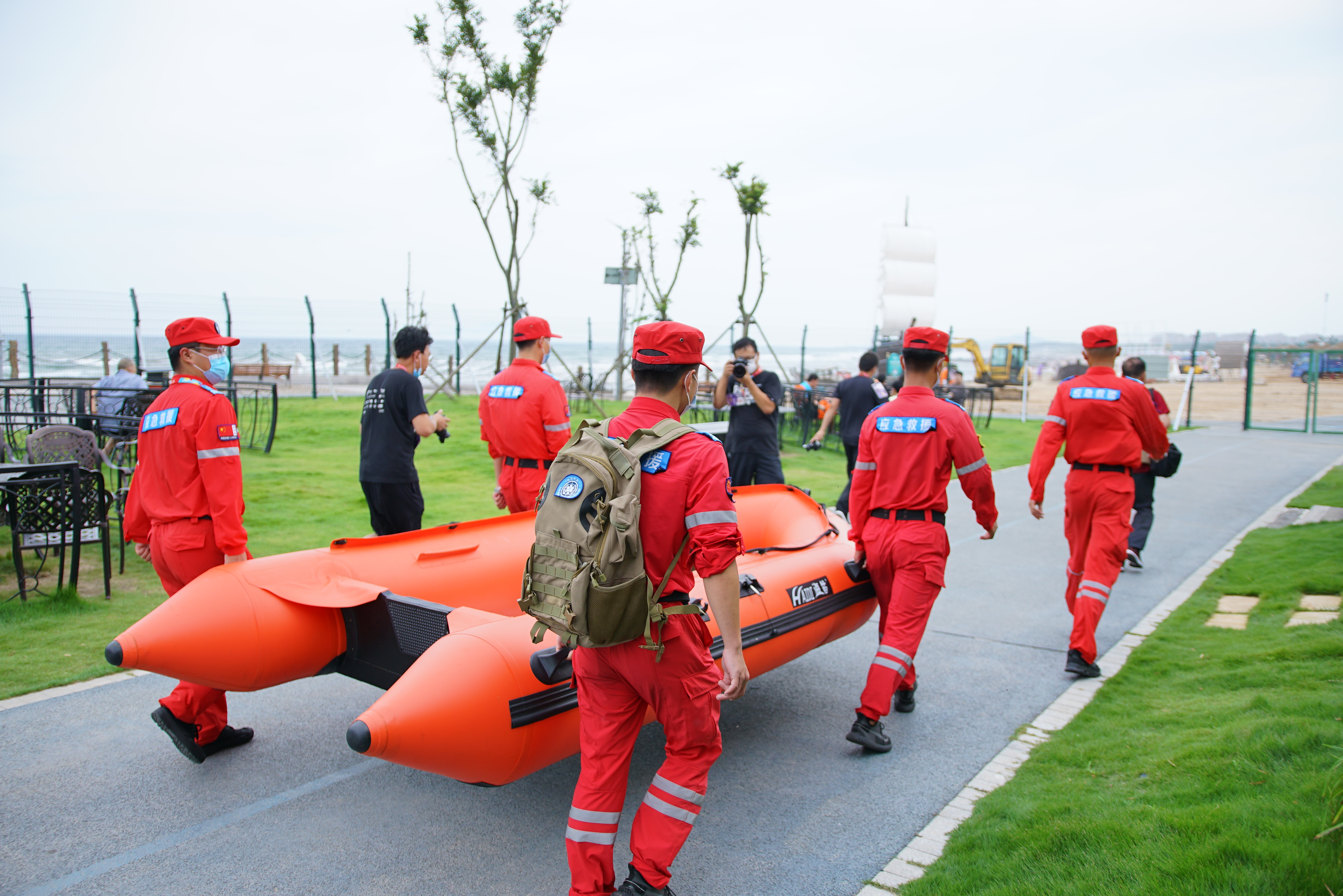 青岛金沙滩啤酒城:海上应急救援队时刻守护 随时出发!