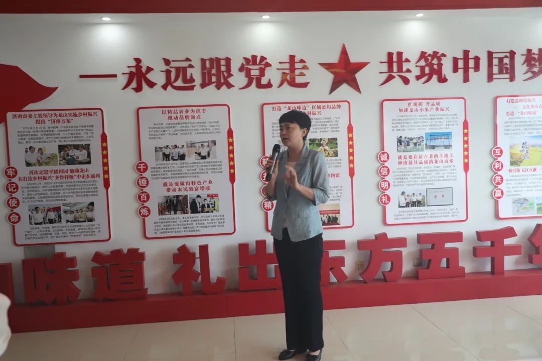 在龙山味道梦工厂文明实践基地，区委常委、宣传部长李宝燕现场点评