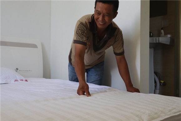 在政府开办的免费课程中，赵本廷学会了铺床。程宇 摄