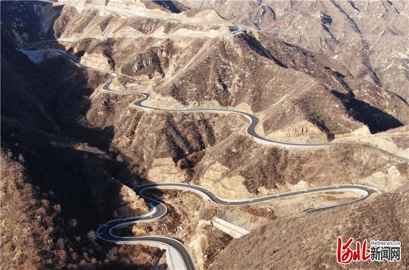 2019年12月9日拍摄的阜平“网红路”，这条不足12.7公里的乡级公路，落差接近500米，大小弯道有76个。 河北日报记者 赵海江 赵杰 摄