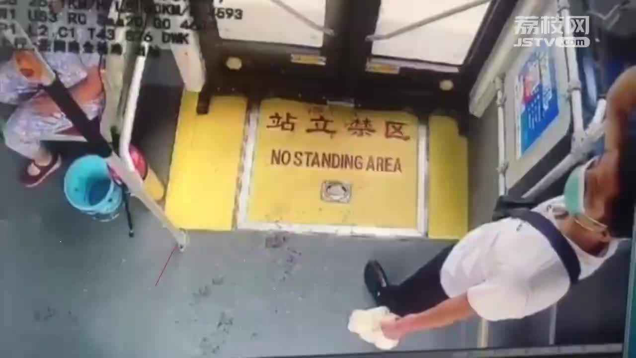 小伙早餐掉落后扔垃圾桶，老太太和司机争着买：不能浪费粮食