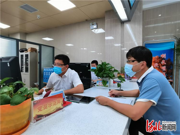 图为办事群众在三河市行政审批局办理业务。通讯员周禹佳摄