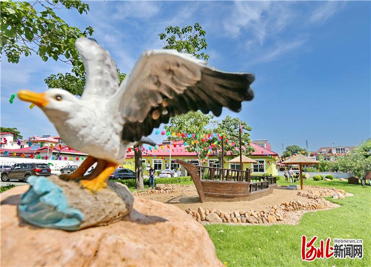 北戴河区通过开展农村人居环境整治,拆围透绿。河东寨村将以往堆满杂物的空地改建成休闲广场,让村民近可游园、远可看海。北戴河区委宣传部供图