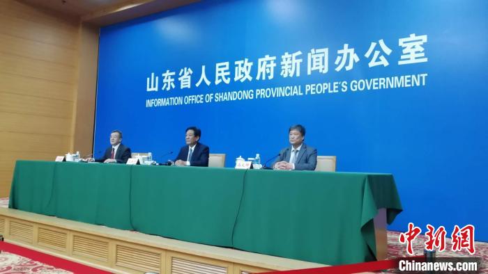 山东省政府新闻办12日召开新闻发布会，介绍第四届中华老字号(山东)博览会暨老字号品牌发展高峰论坛有关情况。 孙婷婷 摄