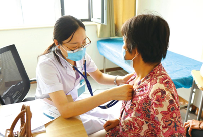 （园区对70岁以上老人开展免费体检）