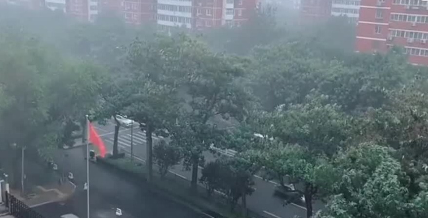实拍北京暴雨侵袭：大水从天灌下 国旗迎狂风飘扬