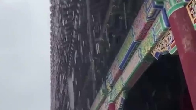 实拍故宫太和殿大雨 雨水沿红墙瓦檐呈珠帘状落下