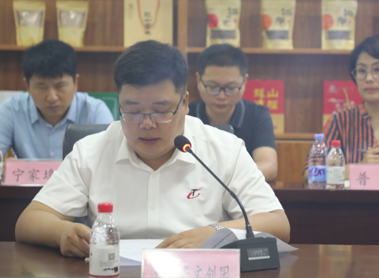 龙山瓷文化创意园经理张文发言