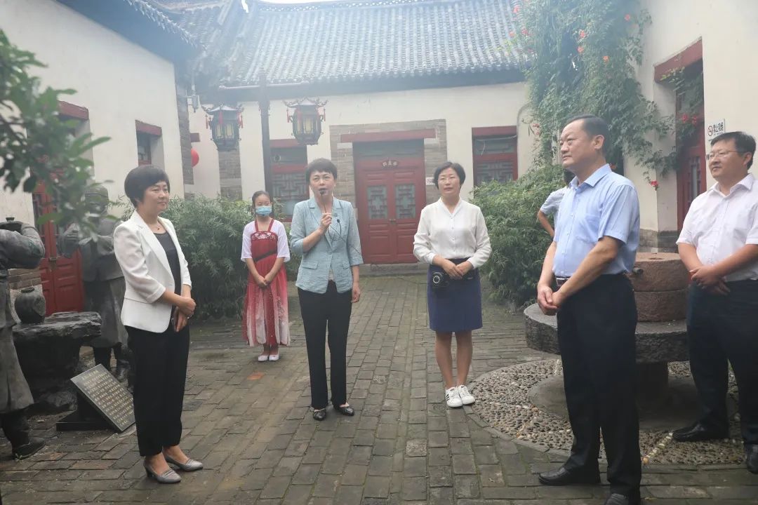 在百脉泉酒业文明实践基地，区委常委、宣传部长李宝燕现场点评