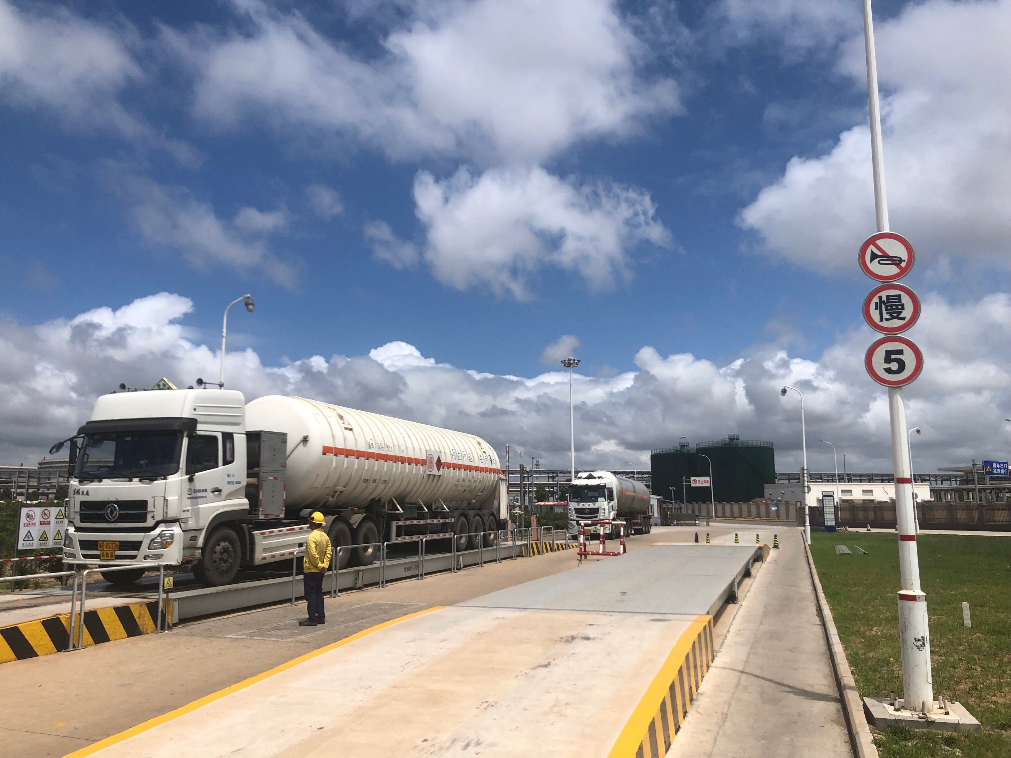 董家口经济区——青岛lng接收站单月装车首破1万车