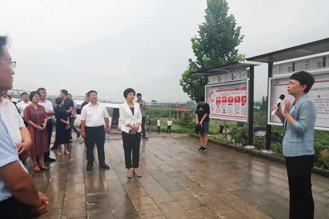 在鸣羊山文明实践基地，区委常委、宣传部长李宝燕现场点评