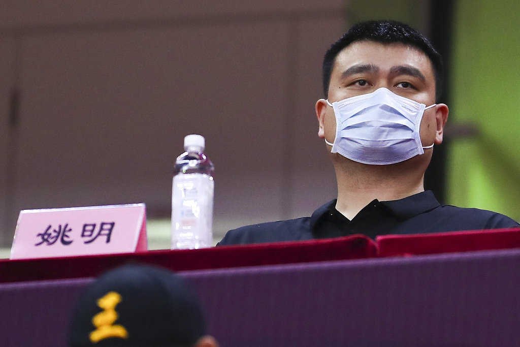 姚明戴着口罩,一脸严肃.