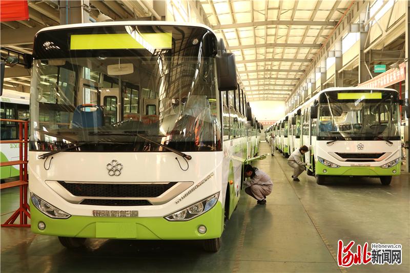武安银隆新能源产业园生产的新能源公交车。武安市委宣传部供图
