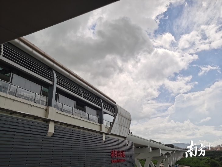 媒体团抢鲜试乘6号线光明段 ——凤凰网房产深圳