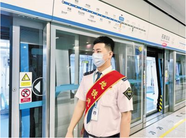 组织乘客上下车，马建需要确认站台安全，再向司机发出手势信号。 河北日报记者 马 利摄