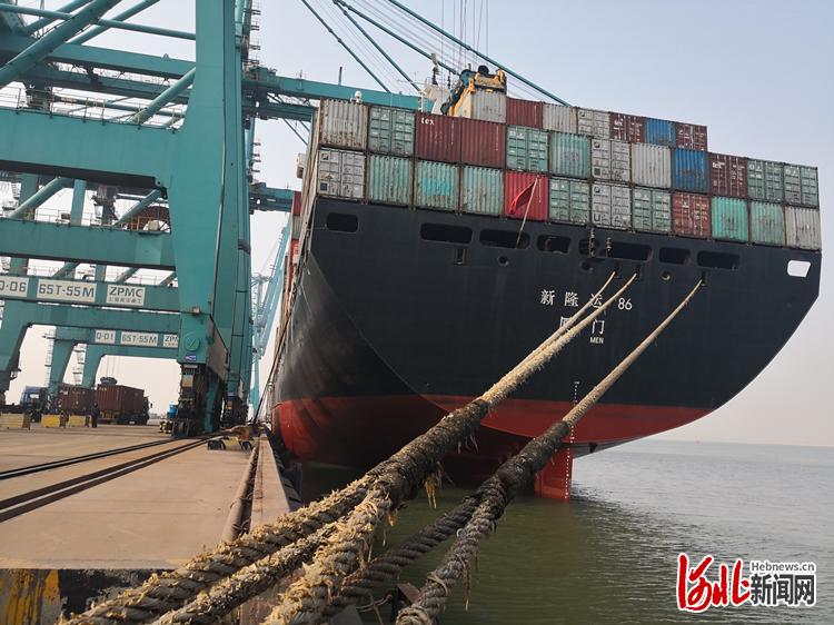 7月31日，在黄骅港综合码头，轮船正在进行卸货作业。 河北日报记者曹智摄