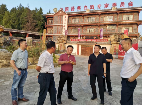 智信恒鼎集团董事长考察茅台镇中华酒博园