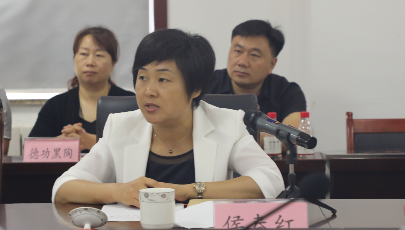 区委宣传部常务副部长侯春红主持会议并对会议精神贯彻落实讲了意见