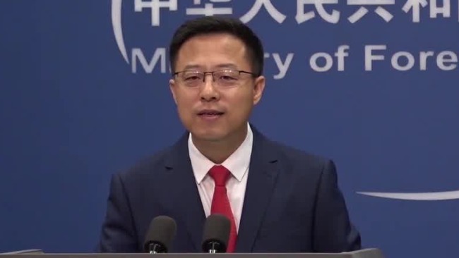 北京遭遇暴雨 赵立坚感谢记者冒雨出席发布会