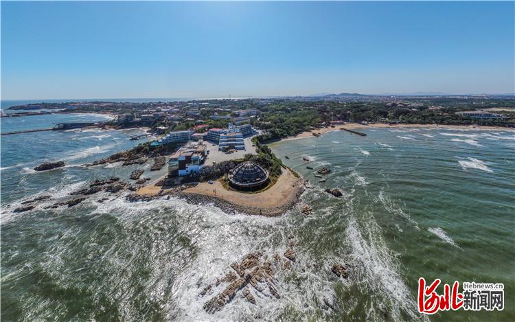 北戴河碧海蓝天令人心驰神往。河北日报记者赵杰摄