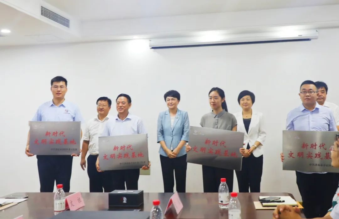 领导为龙山味道梦工厂等10家新时代文明实践基地授牌