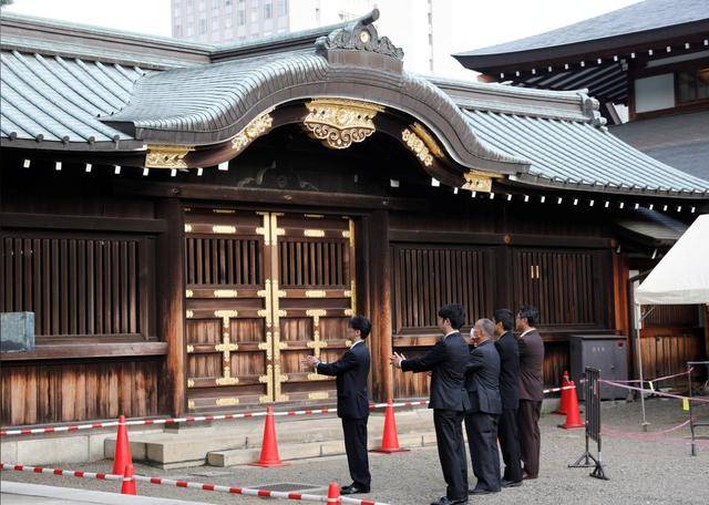 日本战败75周年 安倍内阁成员 前首相之子小泉进次郎参拜靖国神社 凤凰网