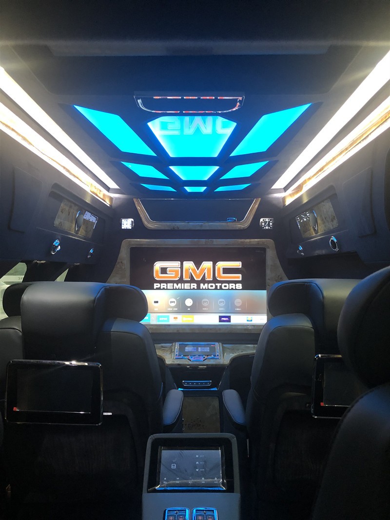 平行进口GMC商务房车全视野电动升降隔屏。GMC高清液晶电视，配备BOSE影院级环绕音响。