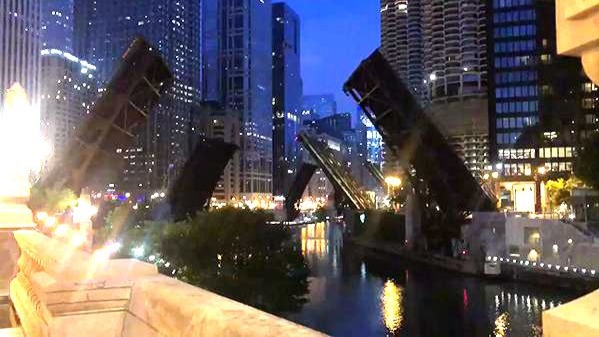 美国芝加哥发生特大规模抢劫 所有桥梁升起阻断道路