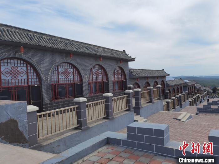 图为具有农家特色的窑洞宾馆。　李洋 摄