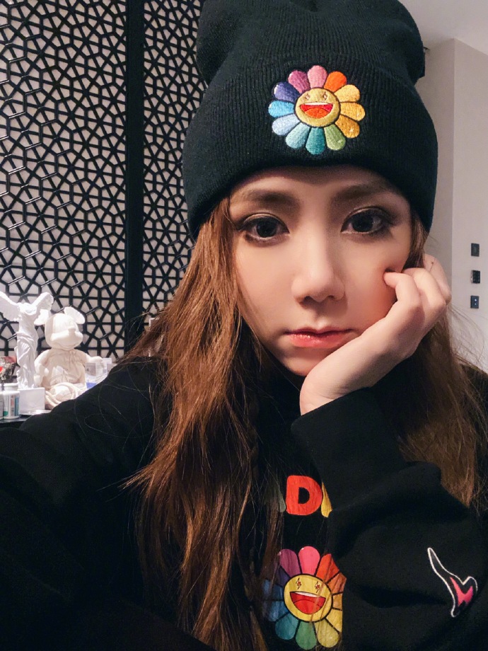 邓紫棋戴针织帽怼脸自拍 托腮咬唇甜美可爱_凤凰网娱乐_凤凰网