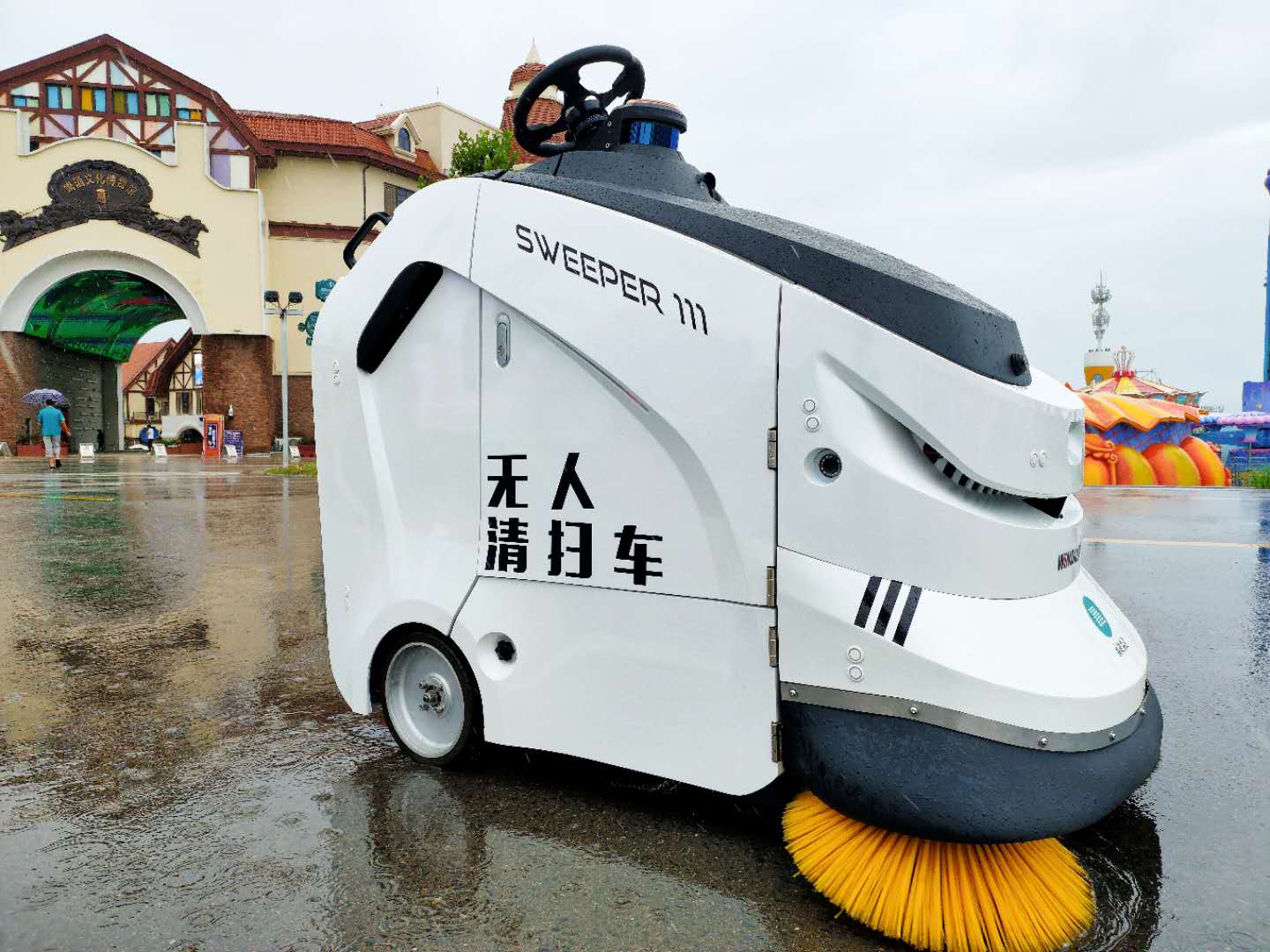 清洁机器人守护青岛金沙滩啤酒城每小时清扫上千平方米