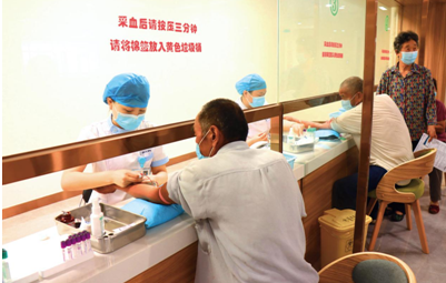 （园区对70岁以上老人开展免费体检）