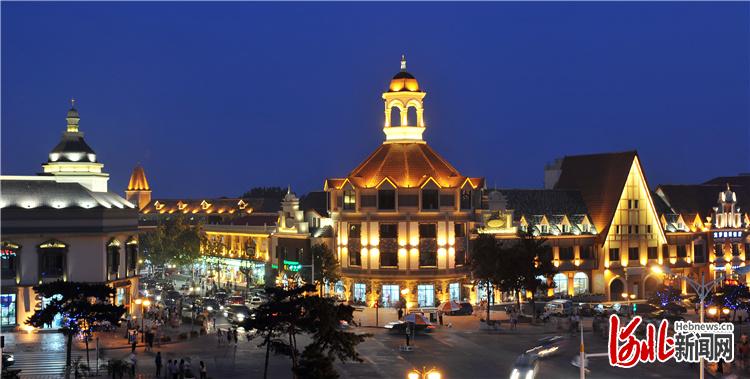 在北戴河最有名的精品街道——保二路,沿街建筑融合了多国地域文化特点,木制格窗、廊柱高台、坡屋面、虎头窗等欧式建筑形式、符号及色彩运用其中,大量游人在此拍照留念。北戴河区委宣传部供图