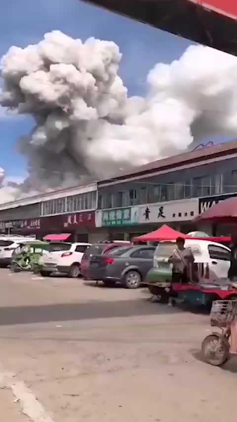 山东济宁商贸市场发生爆炸 巨型蘑菇云腾空